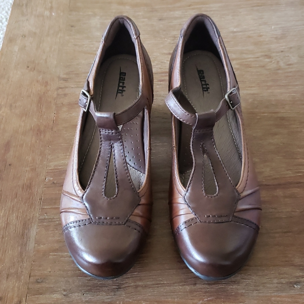 Never worn Earth 2 tone brown heels